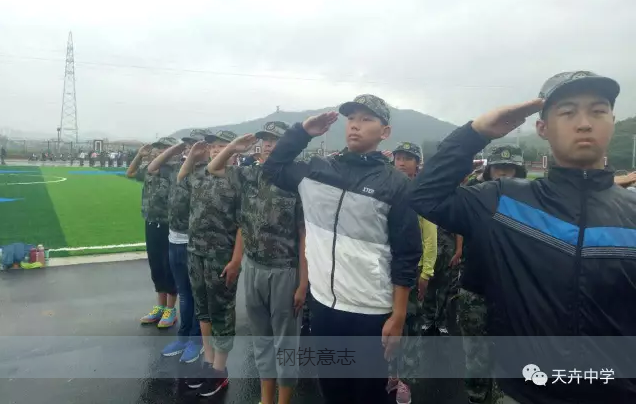 隆化天卉中学军训快讯三：不惧风雨，灼灼其华。